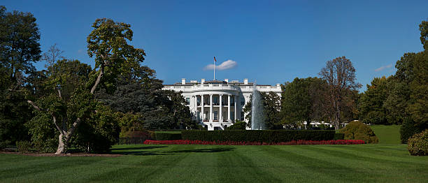 ホワイトハウス - washington dc day white house american flag ストックフォトと画像