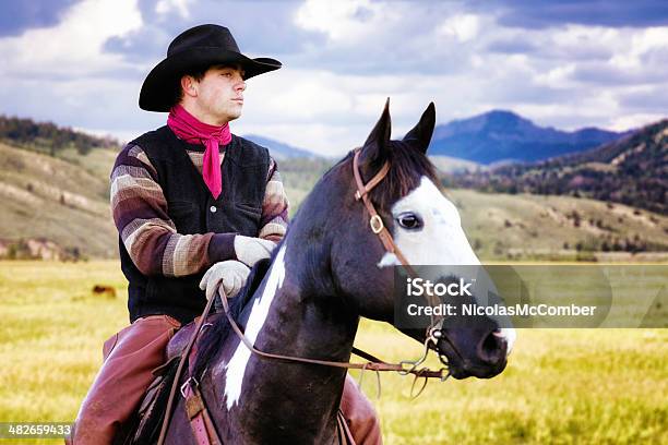 Nachdenklich Cowboys Reiten In Montana Plains Sie Rechts Ab Stockfoto und mehr Bilder von Forschungsreisender