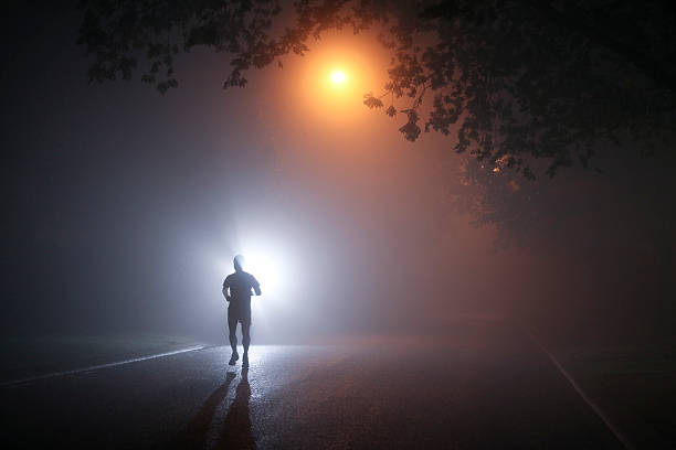 courir de nuit - distance running jogging running fog photos et images de collection