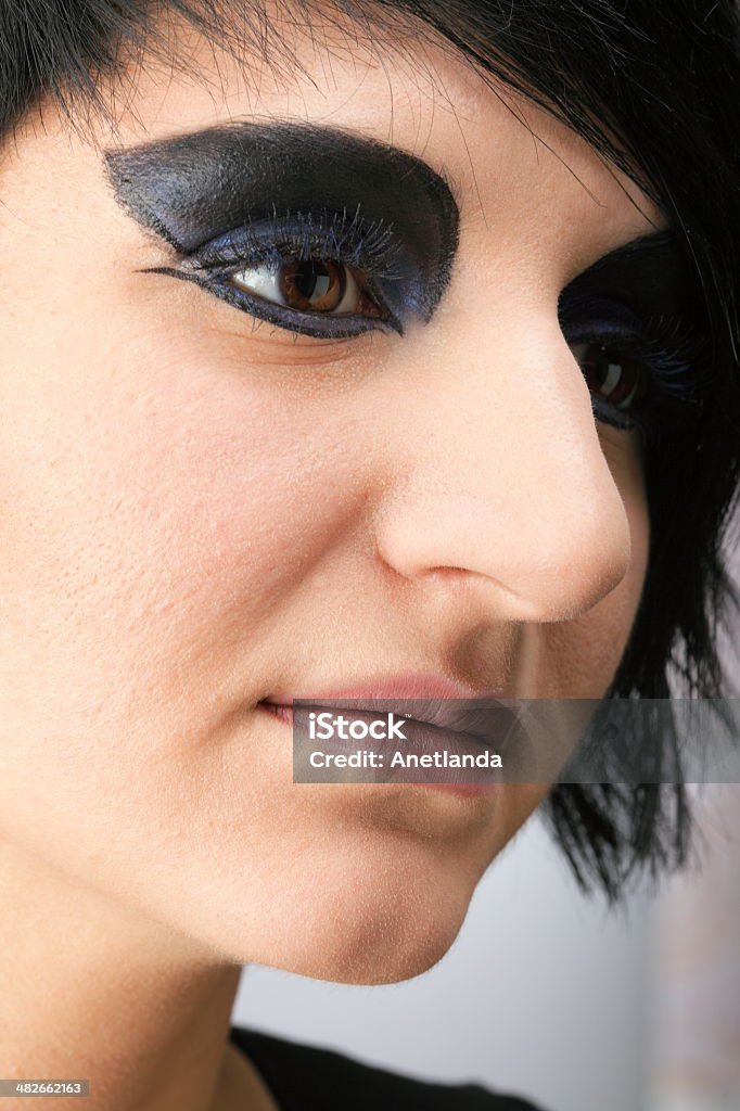 Красивая женщина лицо в студии серый - Стоковые фото 20-24 года роялти-фри
