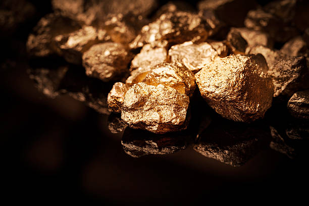 pepitas de oro sobre fondo negro. - metal ore mineral stone block fotografías e imágenes de stock