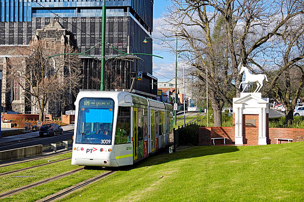 percorso 109 tram partenza box collina con cavallo bianco classico - victoria state melbourne australia church foto e immagini stock