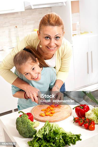 母と娘が一緒に料理する - 1人のストックフォトや画像を多数ご用意 - 1人, まな板, キッチン