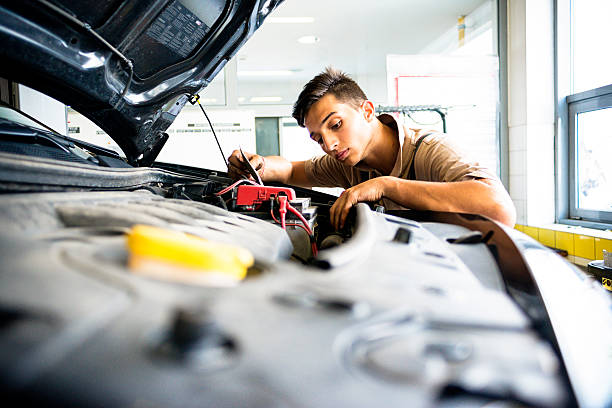 mecânico na oficina automóvel trabalhar no aluguer de carros - auto repair shop adult auto mechanic blue imagens e fotografias de stock