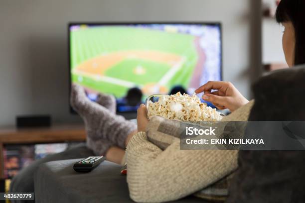 女性野球観戦 - 野球のストックフォトや画像を多数ご用意 - 野球, テレビ, テレビ放送