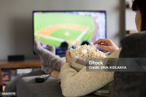 Mulher Ver De Basebol - Fotografias de stock e mais imagens de Basebol - Basebol, Televisor, Indústria Televisiva