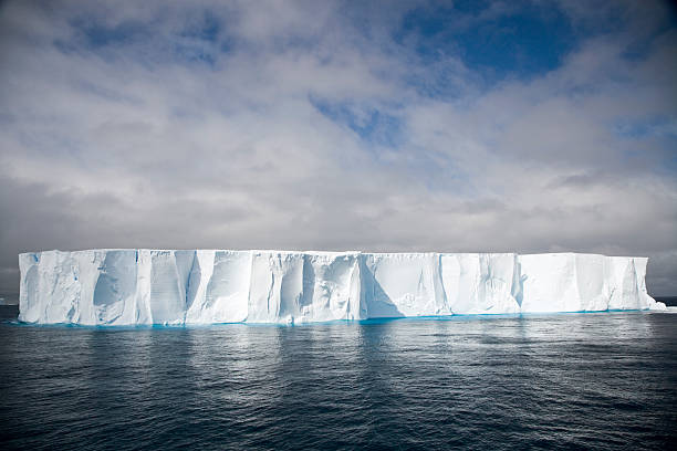 antartica iceberg tabular - rough antarctica wintry landscape south pole - fotografias e filmes do acervo