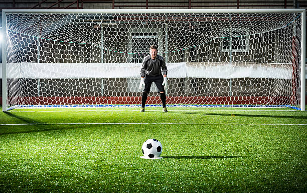 jogo de futebol no estádio: pontapé de grande penalidade - soccer player kicking soccer goalie imagens e fotografias de stock