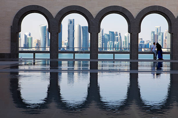 Doha sobre el agua s'observa a través de los arcos - foto de stock