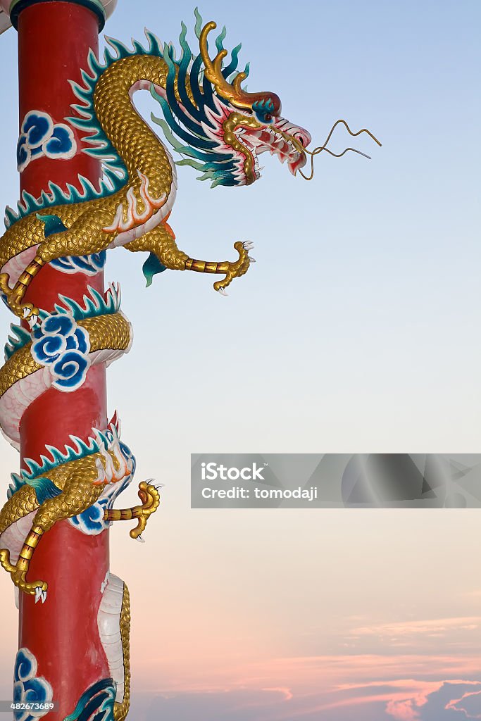 Dragão Chinês imagem com o pôr-do-sol - Foto de stock de Dragão royalty-free