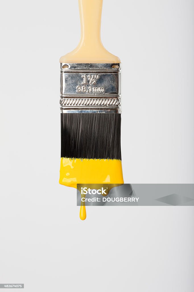 Желтая краска капель с кисти - Стоковые фото Кисть роялти-фри