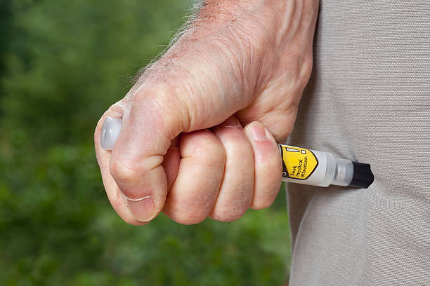 injeção epinephrine com auto-injector seringa - adrenalina - fotografias e filmes do acervo