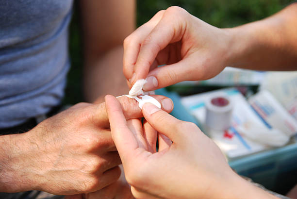 bandaging um dedo de corte - gauze bandage adhesive bandage healthcare and medicine - fotografias e filmes do acervo