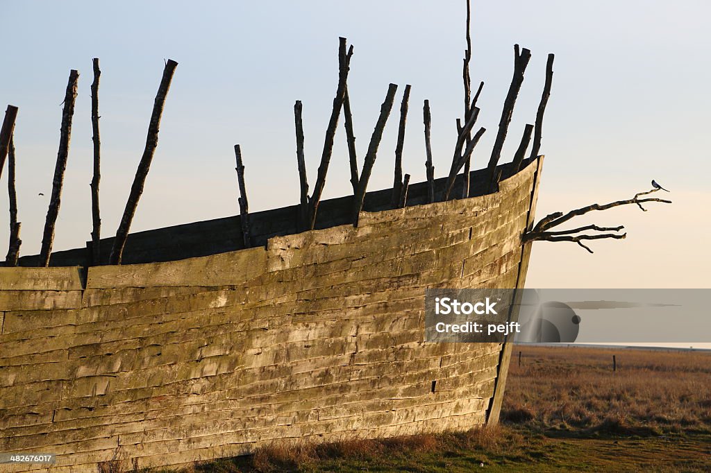 Noah's Ковчег на закате - Стоковые фото Корабль викингов роялти-фри