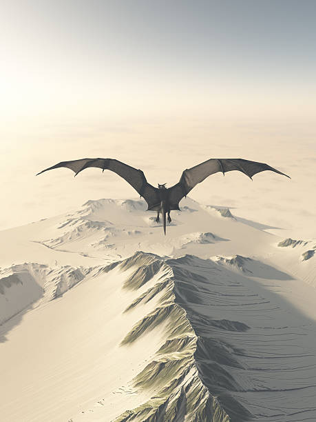 Grey Dragon voo sobre montanhas cobertas de neve - foto de acervo