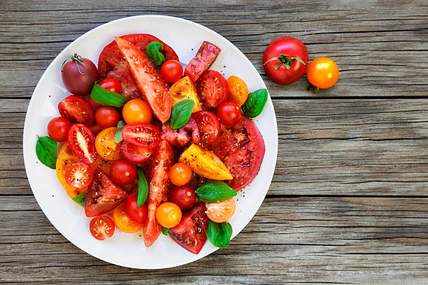 salade tomate et au basilic - heirloom cherry tomato photos et images de collection