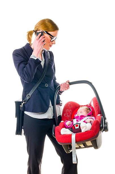 mutter mit kleinkind im baby seat - phone cradle stock-fotos und bilder