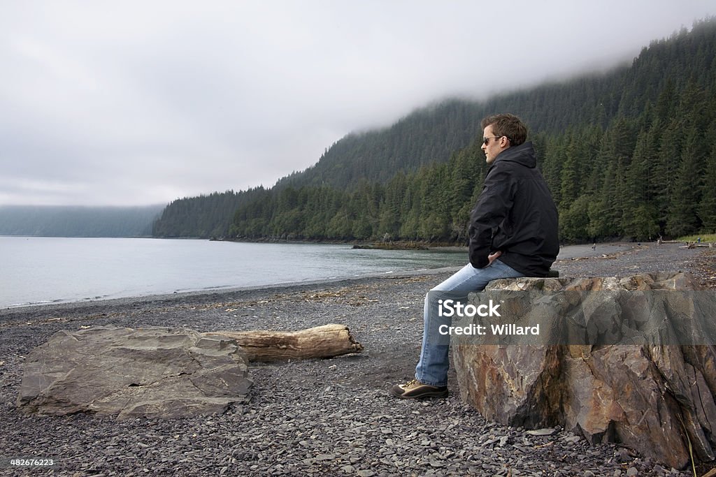 해변의 젊은 남자 알래스카에 - 로열티 프리 검은색 스톡 사진