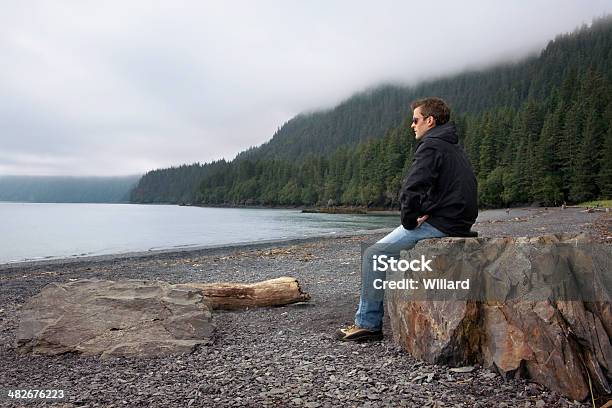 해변의 젊은 남자 알래스카에 검은색에 대한 스톡 사진 및 기타 이미지 - 검은색, 고독-부정적인 감정 표현, 구름