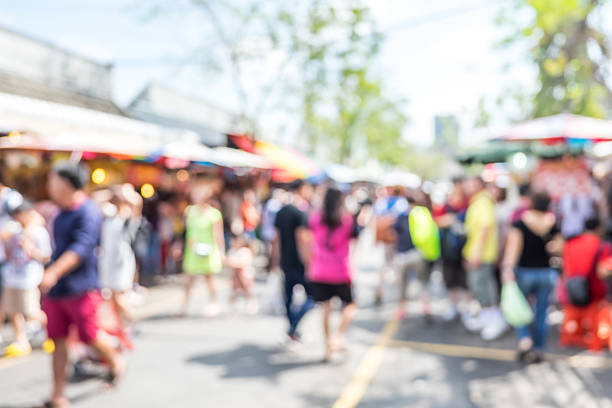 sfondo sfocato: persone, shopping al mercato equo nel giorno - defocused crowd blurred motion business foto e immagini stock