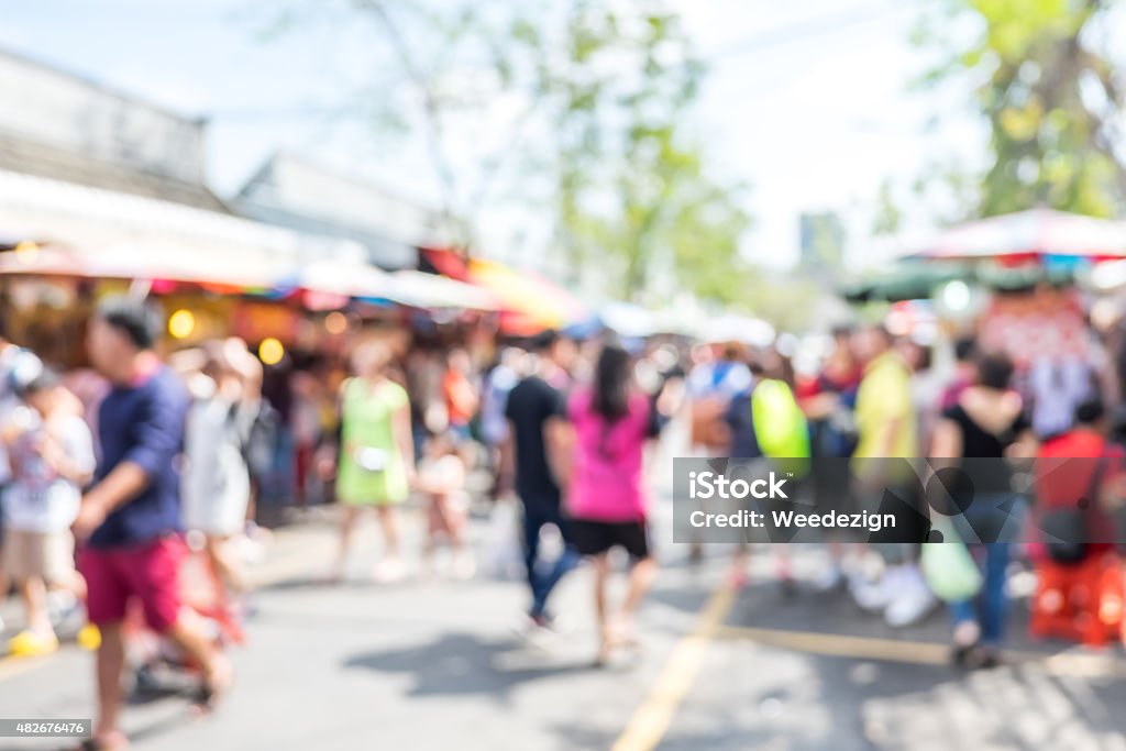 Fundo Desfocado: pessoas compras no Mercado justo em dia - Foto de stock de Comunidade royalty-free