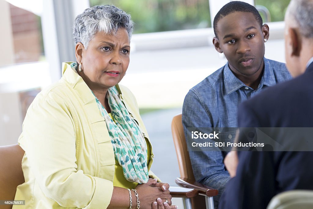 Betroffenen Mutter und Sohn listening to school principal oder Lehrer - Lizenzfrei Eltern Stock-Foto