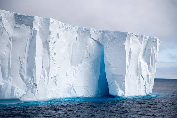 iceberg antartico - rough antarctica wintry landscape south pole foto e immagini stock