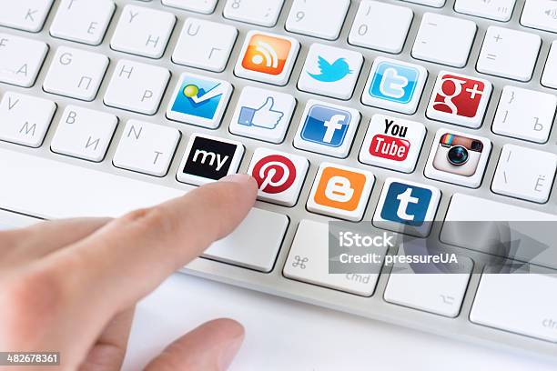 소셜 미디어 통신 아이콘이 키보드 소셜 네트워킹에 대한 스톡 사진 및 기타 이미지 - 소셜 네트워킹, YouTube, 마케팅