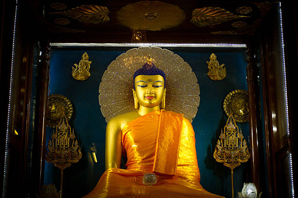 statue de bouddha, le temple de la mahabodhi de bodhgayâ, inde - bodhgaya architecture image human age photos et images de collection