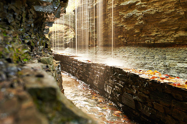 jaskinia wodospad w watkins glen state park - watkins glen zdjęcia i obrazy z banku zdjęć