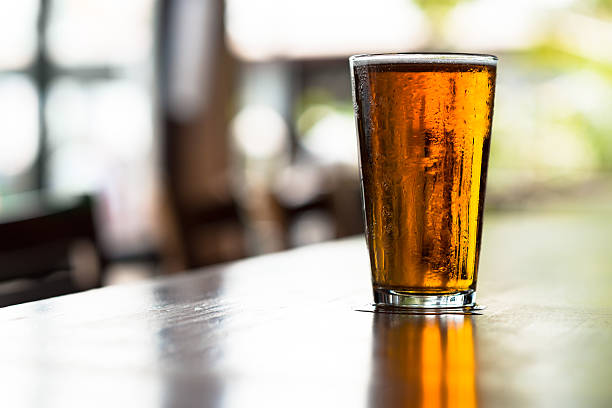 pinte de bière sur bière bar - amber beer photos et images de collection