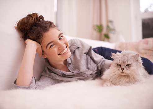 Cropped portrait of a young woman relaxing with her cat at homehttp://195.154.178.81/DATA/i_collage/pu/shoots/805367.jpg