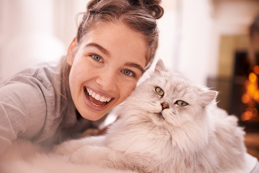 Selfie of a young woman and her cat on the sofa at homehttp://195.154.178.81/DATA/i_collage/pu/shoots/805367.jpg