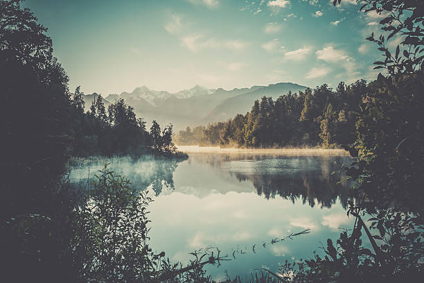 озеро matheson характер панорама на закате, новая зеландия - new zealand forest landscape mountain стоковые фото и изображения