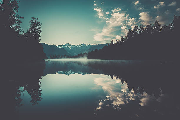 lago matheson natura panorama al tramonto, nuova zelanda - franz josef glacier foto e immagini stock