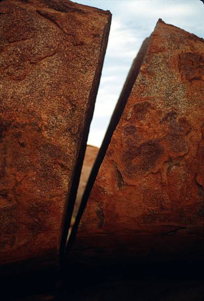 rock dividido en dos - devils marbles fotografías e imágenes de stock