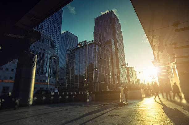 contemporain quartier des finances au lever du soleil dans le quartier de canary wharf, à londres - vibrant color reflection sunlight light photos et images de collection