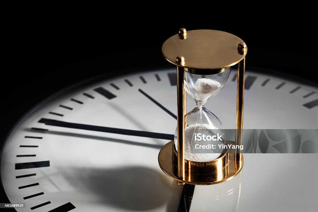 Песочные часы & часы - Стоковые фото Наполовину наполненный роялти-фри