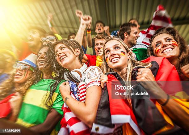 Gruppe Von Verschiedenen Nationen Fans Zusammen Stockfoto und mehr Bilder von Fußball - Fußball, Fan, Stadion
