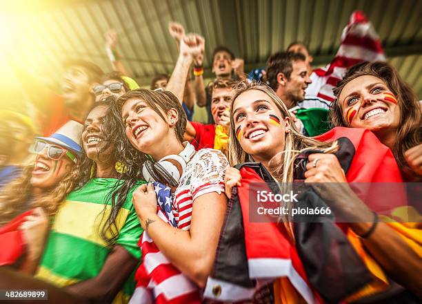 Grupo De Diferentes Países Partidarios Juntos Foto de stock y más banco de imágenes de Fútbol - Fútbol, Aficionado, Estadio