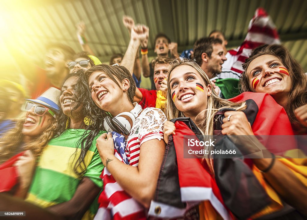 Grupo de diversas nações adeptos juntos - Foto de stock de Futebol royalty-free