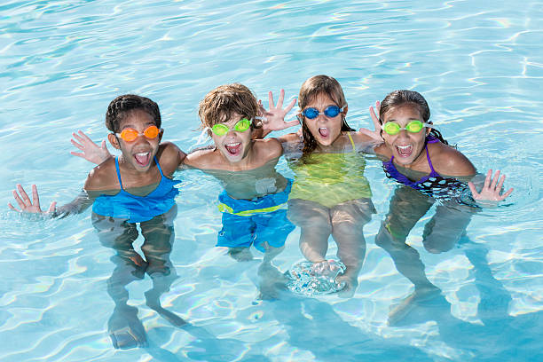 grupo de niños en la piscina - early teens child swimming pool swimming fotografías e imágenes de stock
