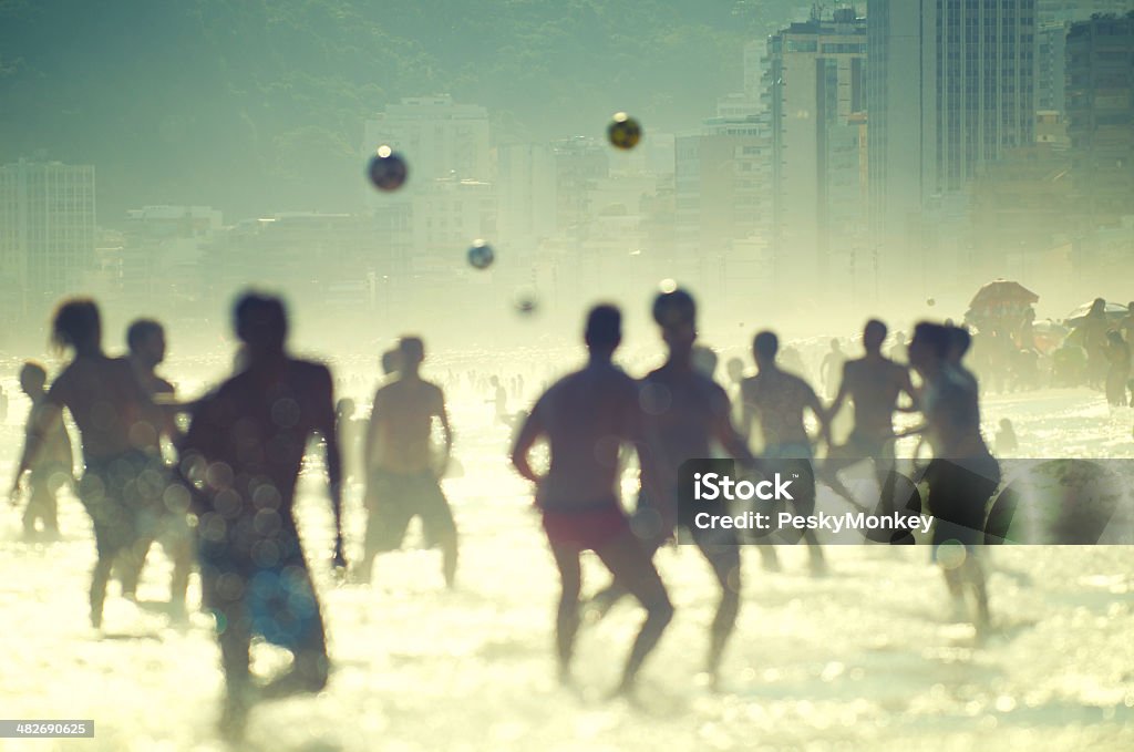 Personnes jouant au Football brésilien de Football de plage, à Rio de Janeiro - Photo de Brésil libre de droits