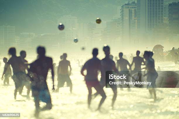 Photo libre de droit de Personnes Jouant Au Football Brésilien De Football De Plage À Rio De Janeiro banque d'images et plus d'images libres de droit de Brésil