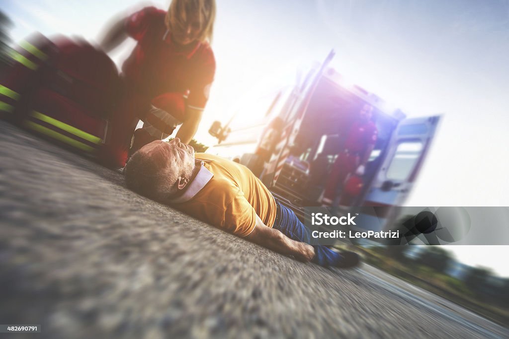 Ataque del miocardio en la calle - Foto de stock de Lesión física libre de derechos
