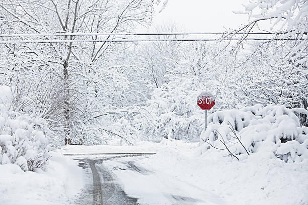 tormenta di neve svincolo stradale segnale di stop - isweather2013 foto e immagini stock