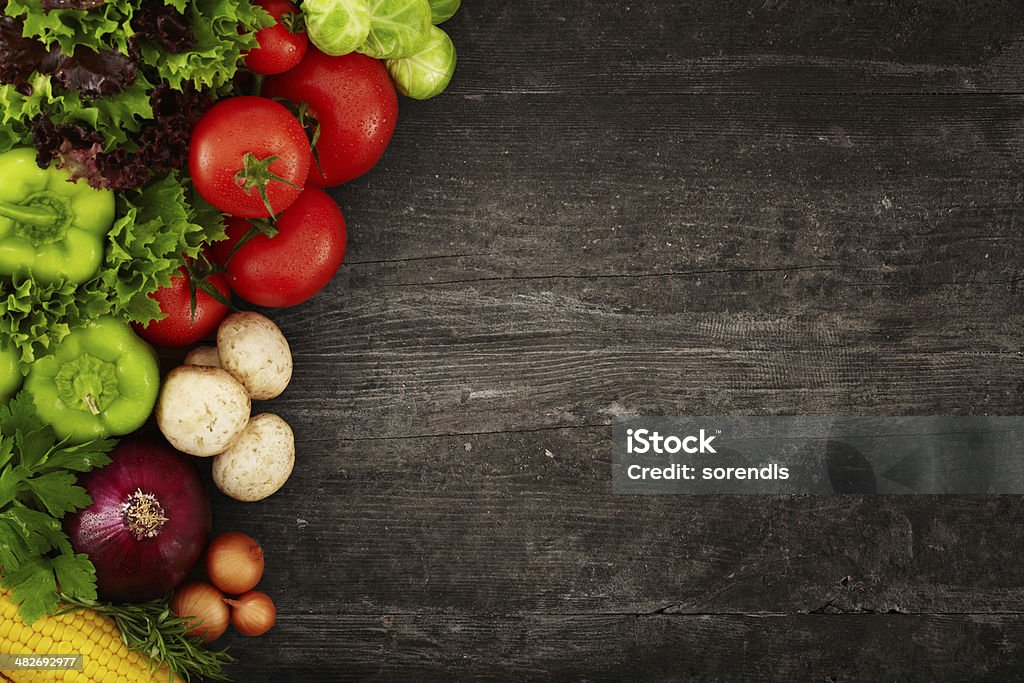 Zdrowe Organiczne warzywa na drewniane tła - Zbiór zdjęć royalty-free (Tło)