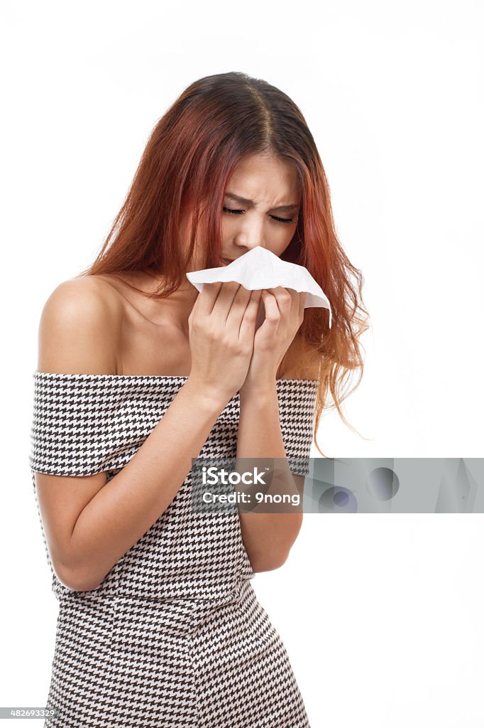 sick mujer estornudos debido a gripe, frío, con tratamiento hipoalergénico - Foto de stock de Adulto libre de derechos