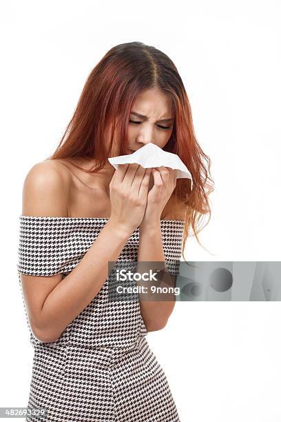 Sick Mujer Estornudos Debido A Gripe Frío Con Tratamiento Hipoalergénico Foto de stock y más banco de imágenes de Adulto