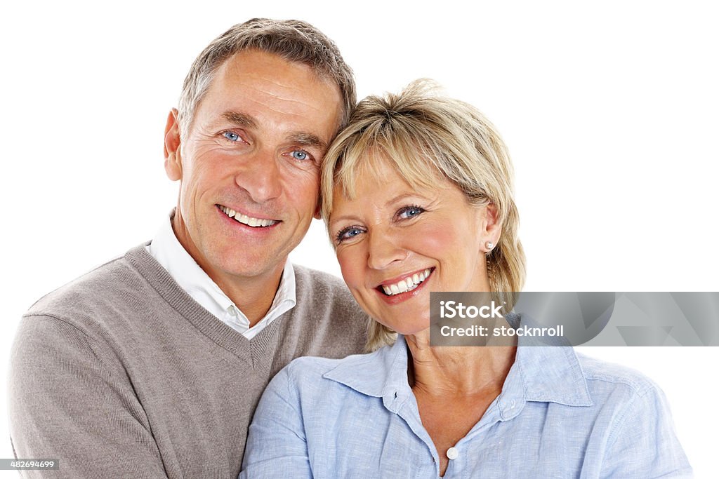 Portrait d'amoureux couple d'âge mûr sur fond blanc - Photo de Couple d'âge mûr libre de droits